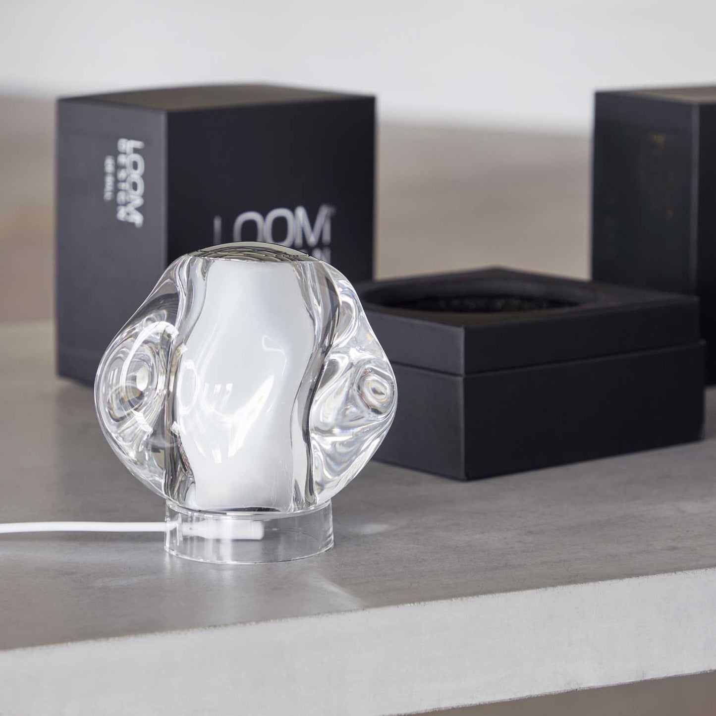Ice Ball bordlampe fra Loom Design