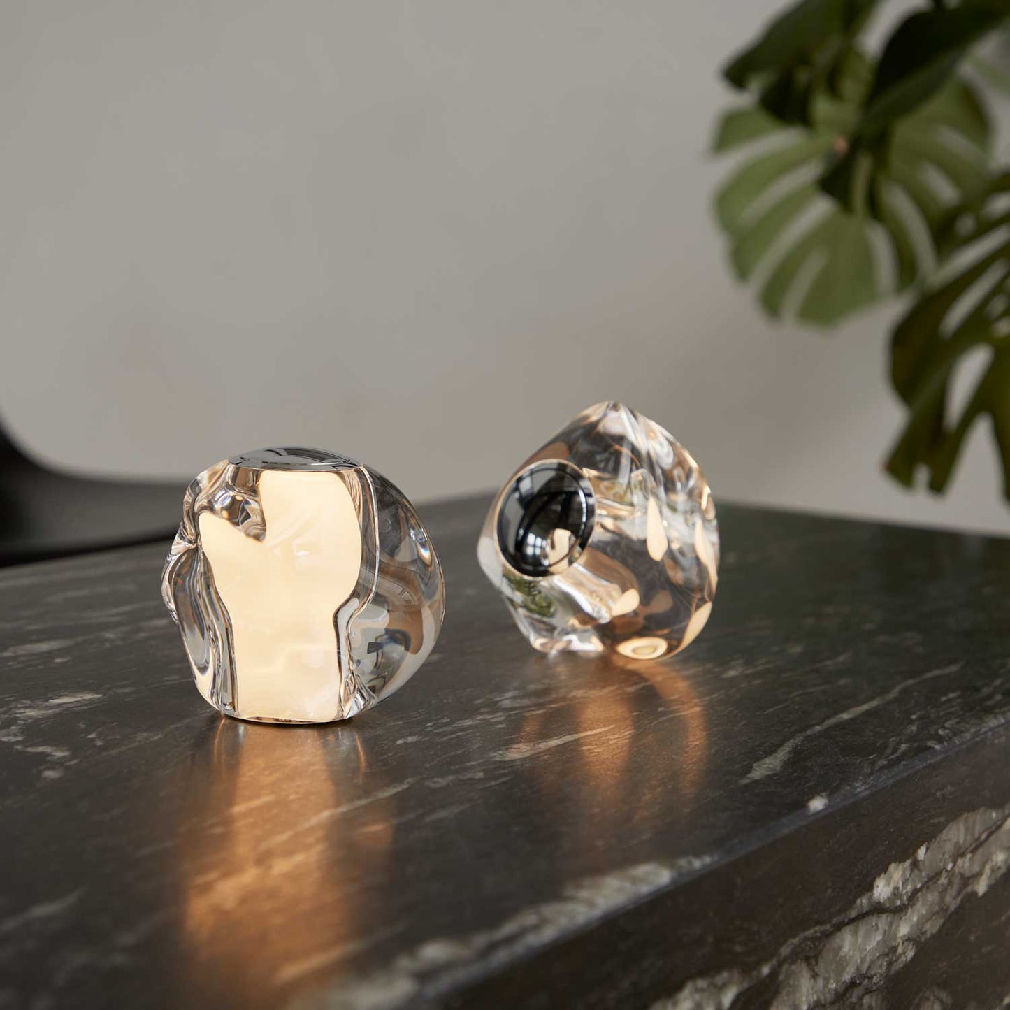 Ice Ball bordlampe fra Loom Design