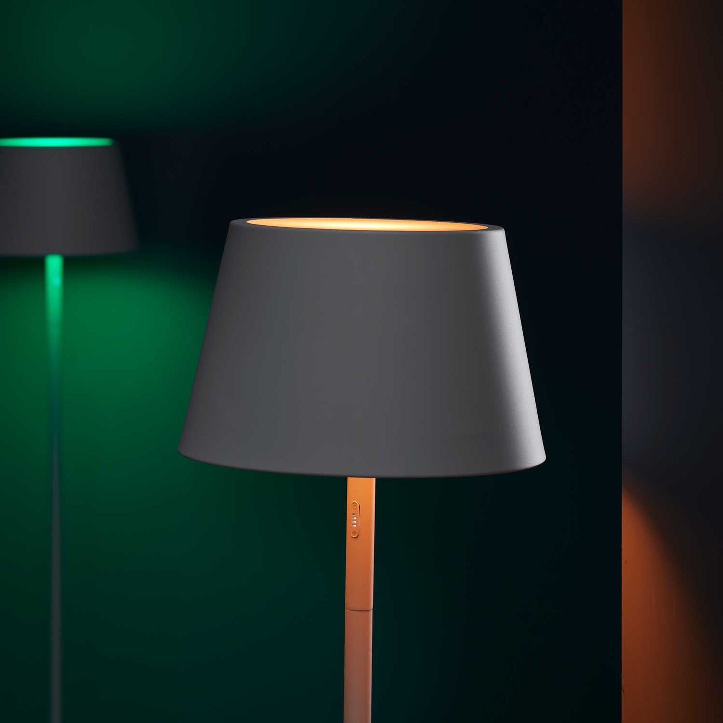 Modi batteri gulvlampe fra Loom Design