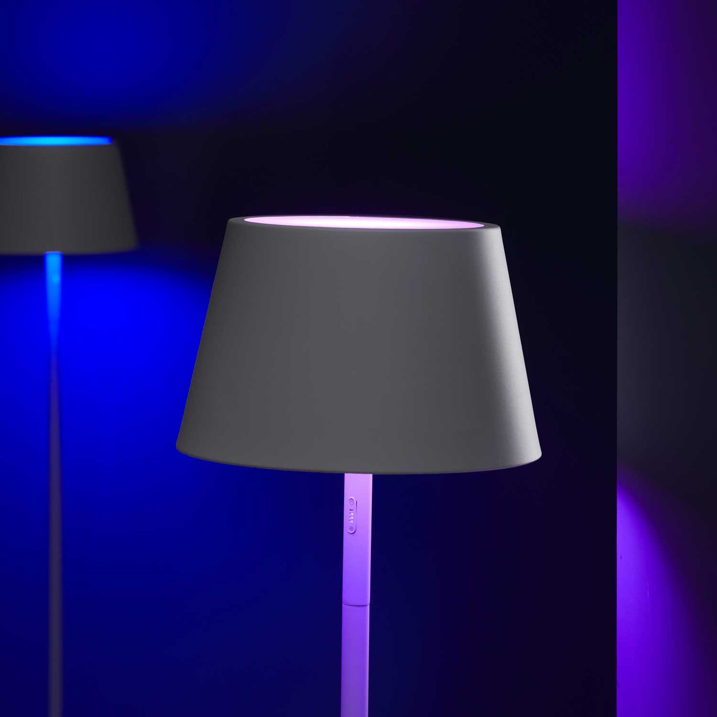 Modi batteri gulvlampe fra Loom Design