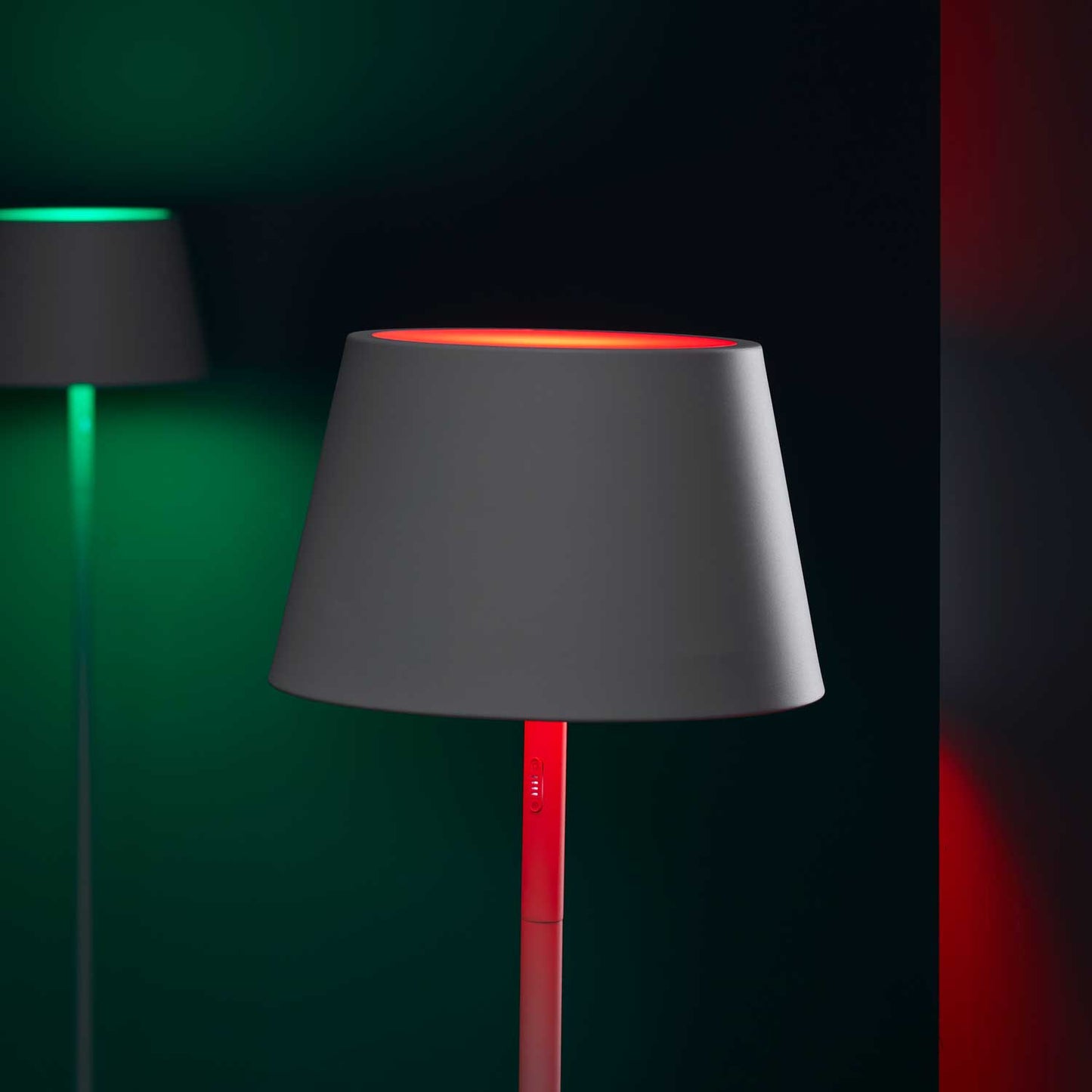 Modi batteri gulvlampe fra Loom Design