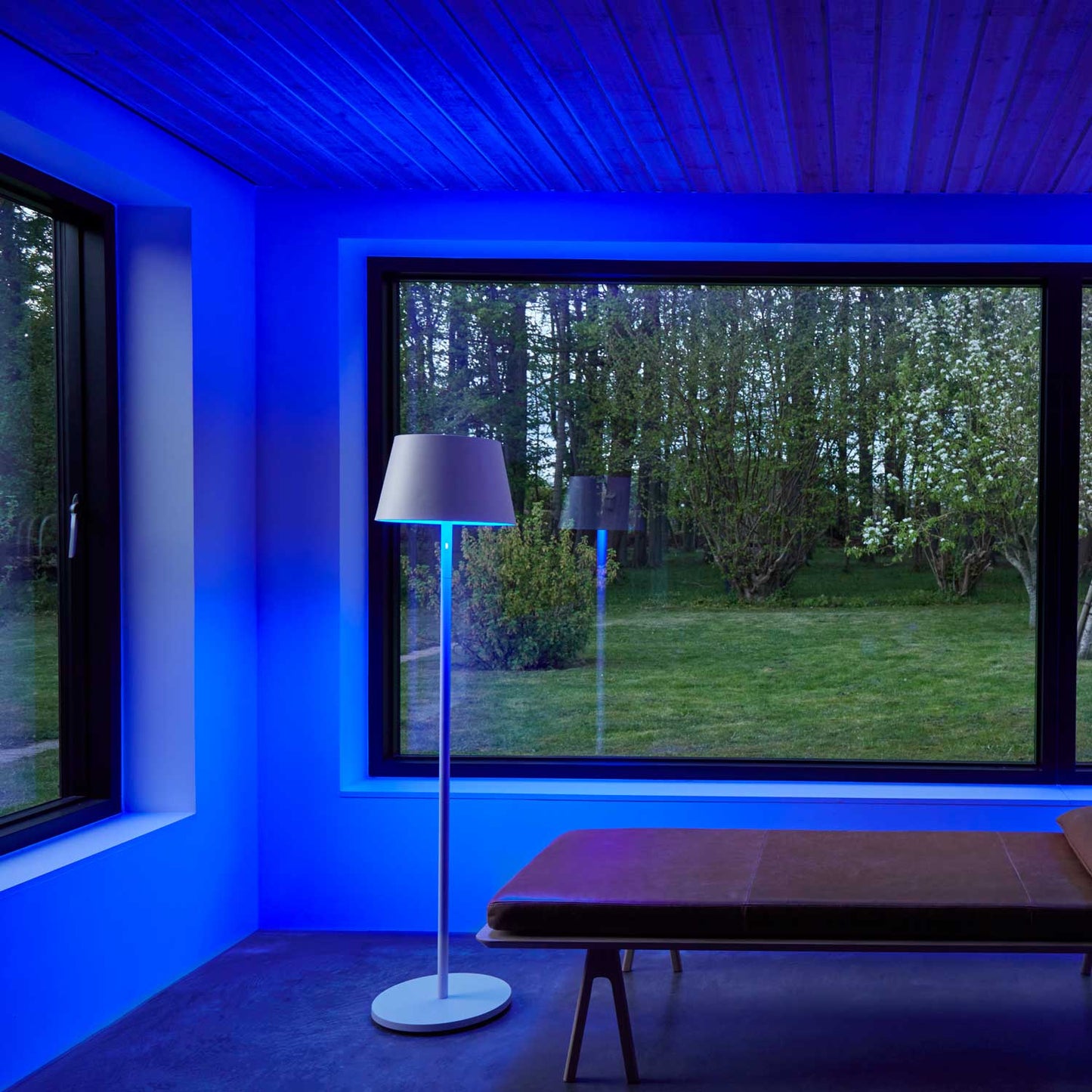 Modi batteri gulvlampe fra Loom Design
