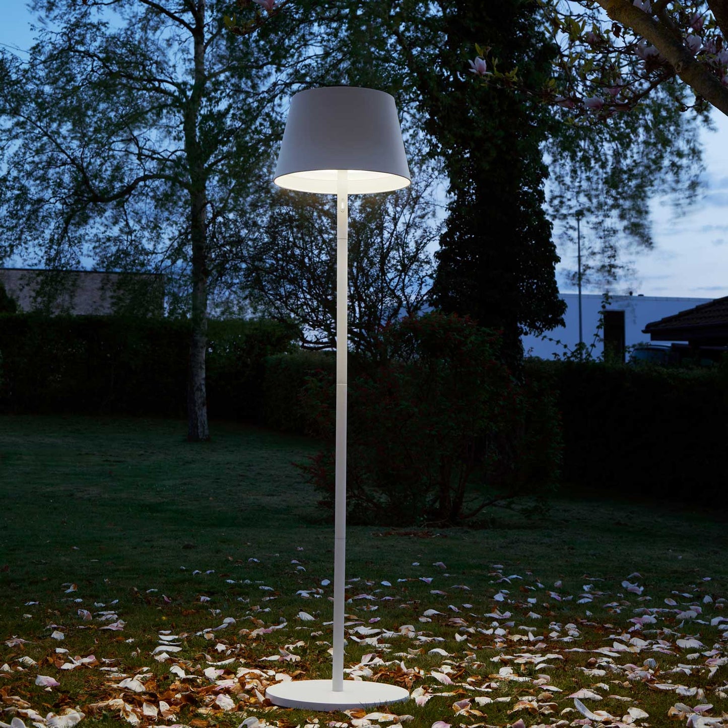 Modi batteri gulvlampe fra Loom Design