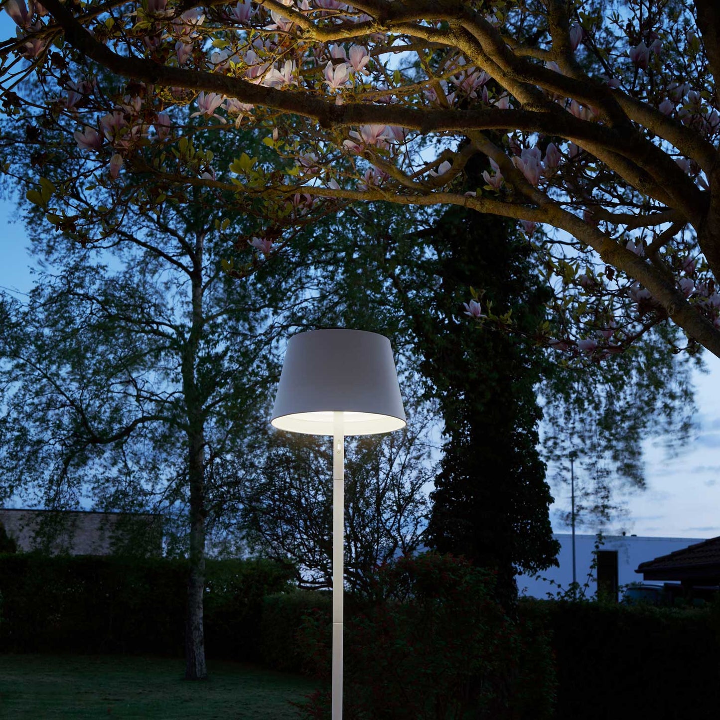 Modi batteri gulvlampe fra Loom Design