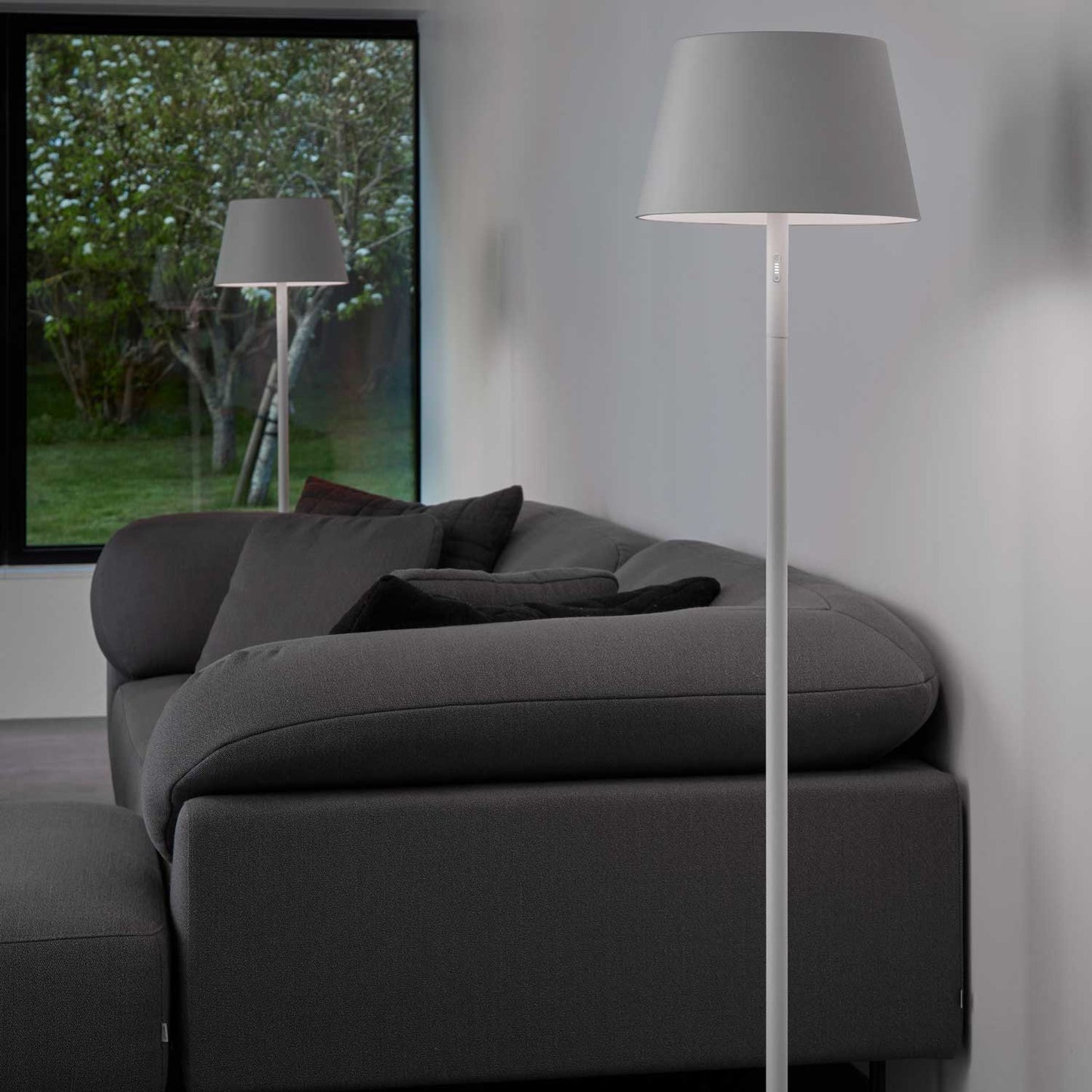Modi batteri gulvlampe fra Loom Design