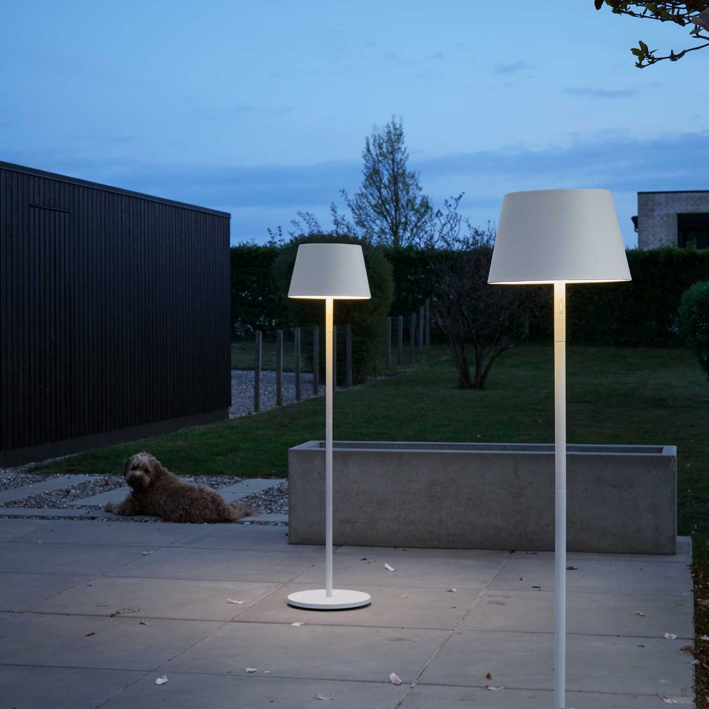Modi batteri gulvlampe fra Loom Design