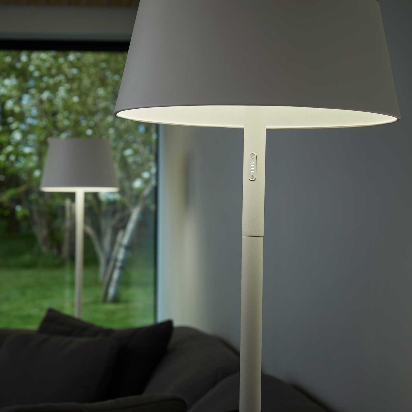Modi batteri gulvlampe fra Loom Design