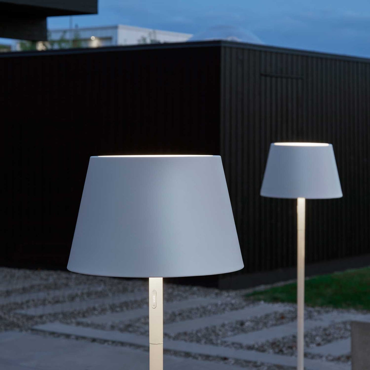 Modi batteri gulvlampe fra Loom Design