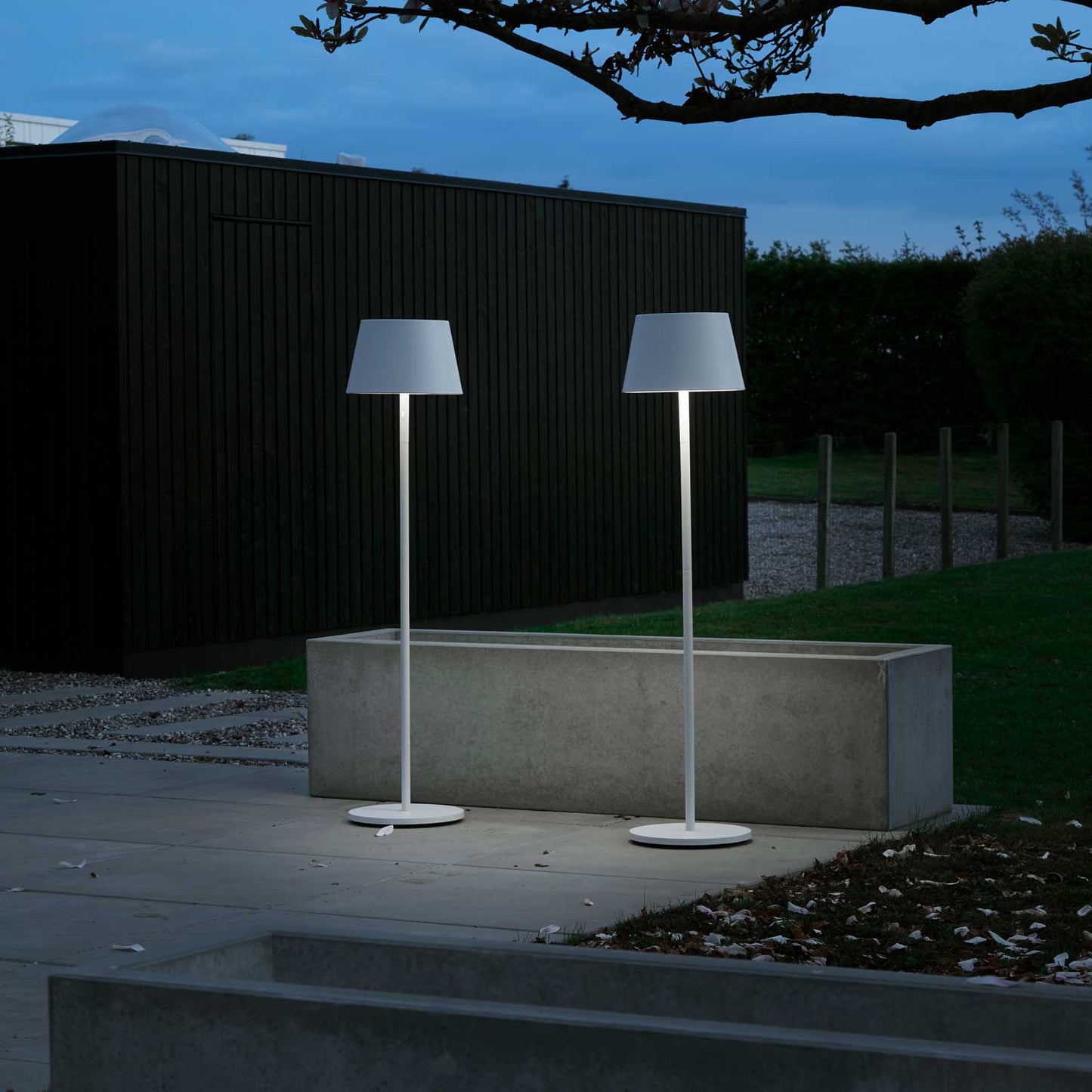 Modi batteri gulvlampe fra Loom Design