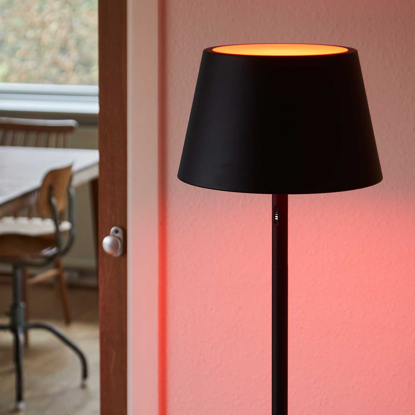 Modi batteri gulvlampe fra Loom Design