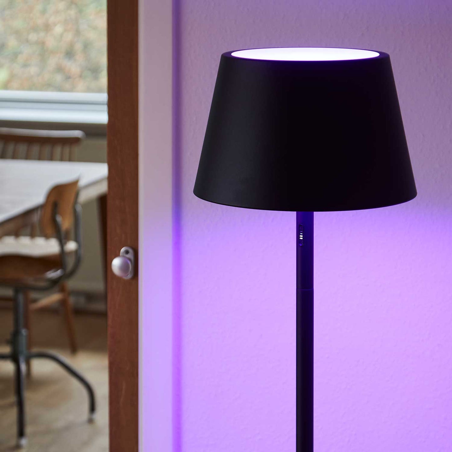 Modi batteri gulvlampe fra Loom Design