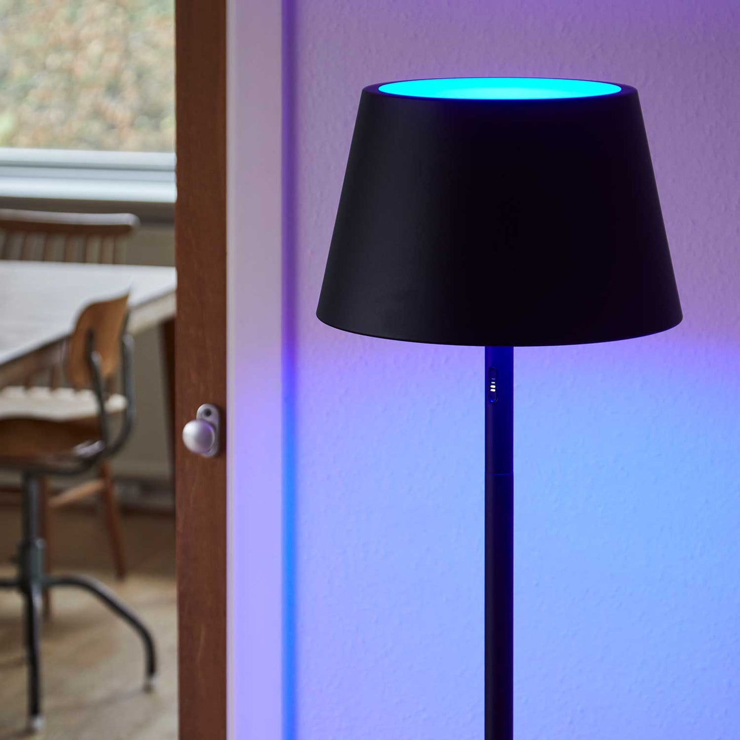 Modi batteri gulvlampe fra Loom Design
