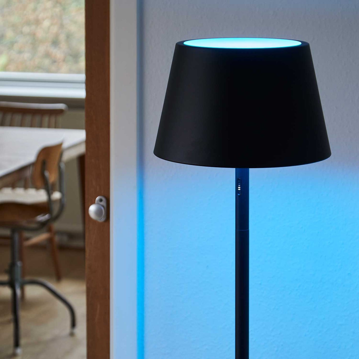 Modi batteri gulvlampe fra Loom Design