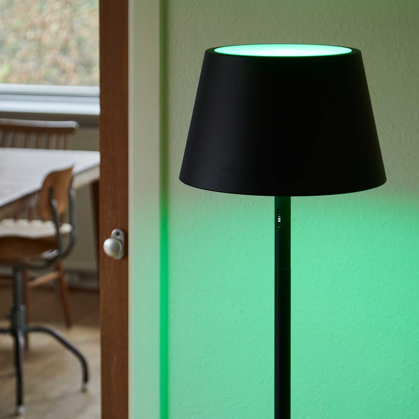 Modi batteri gulvlampe fra Loom Design