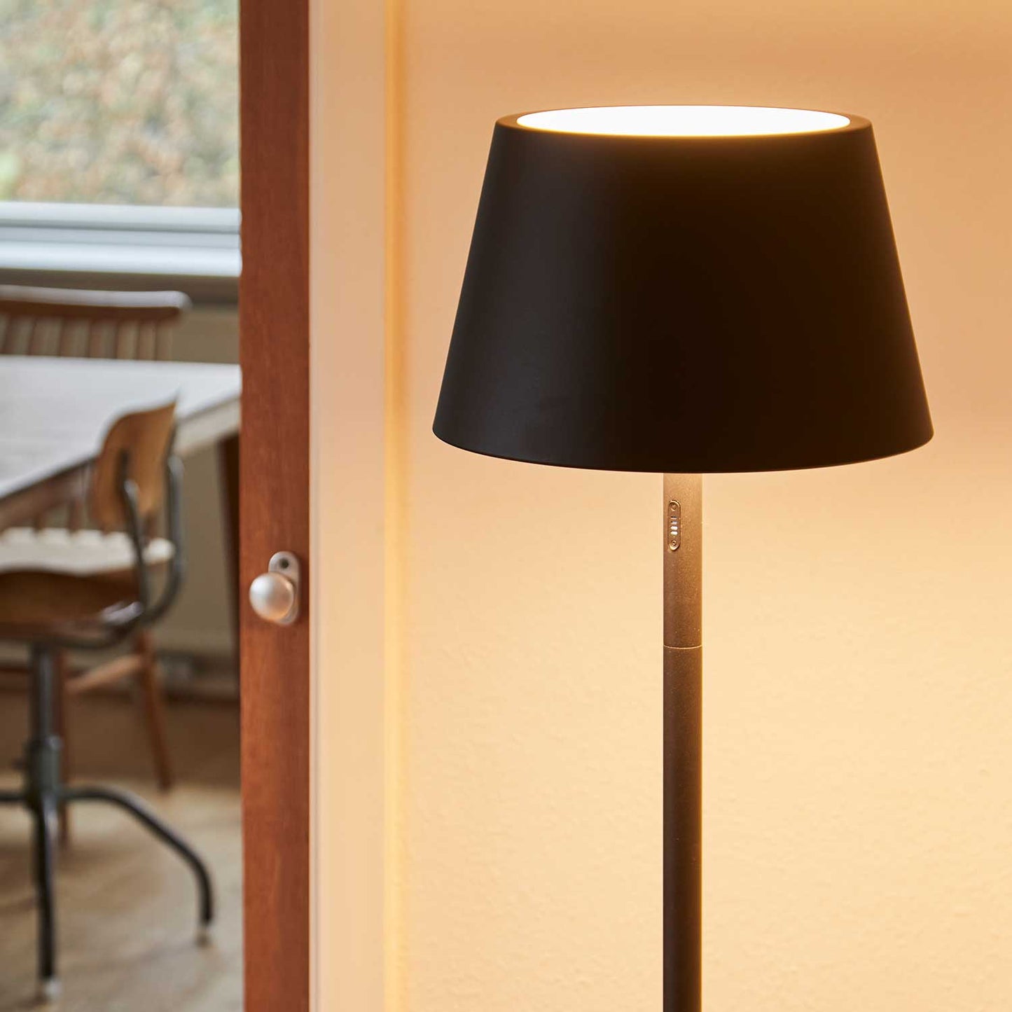 Modi batteri gulvlampe fra Loom Design
