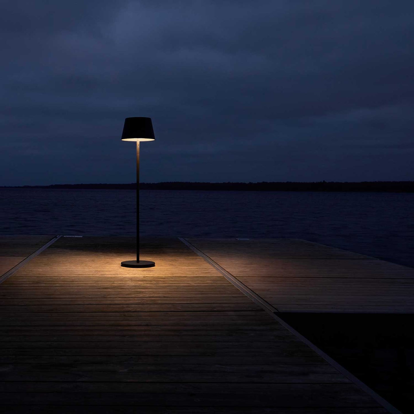 Modi batteri gulvlampe fra Loom Design