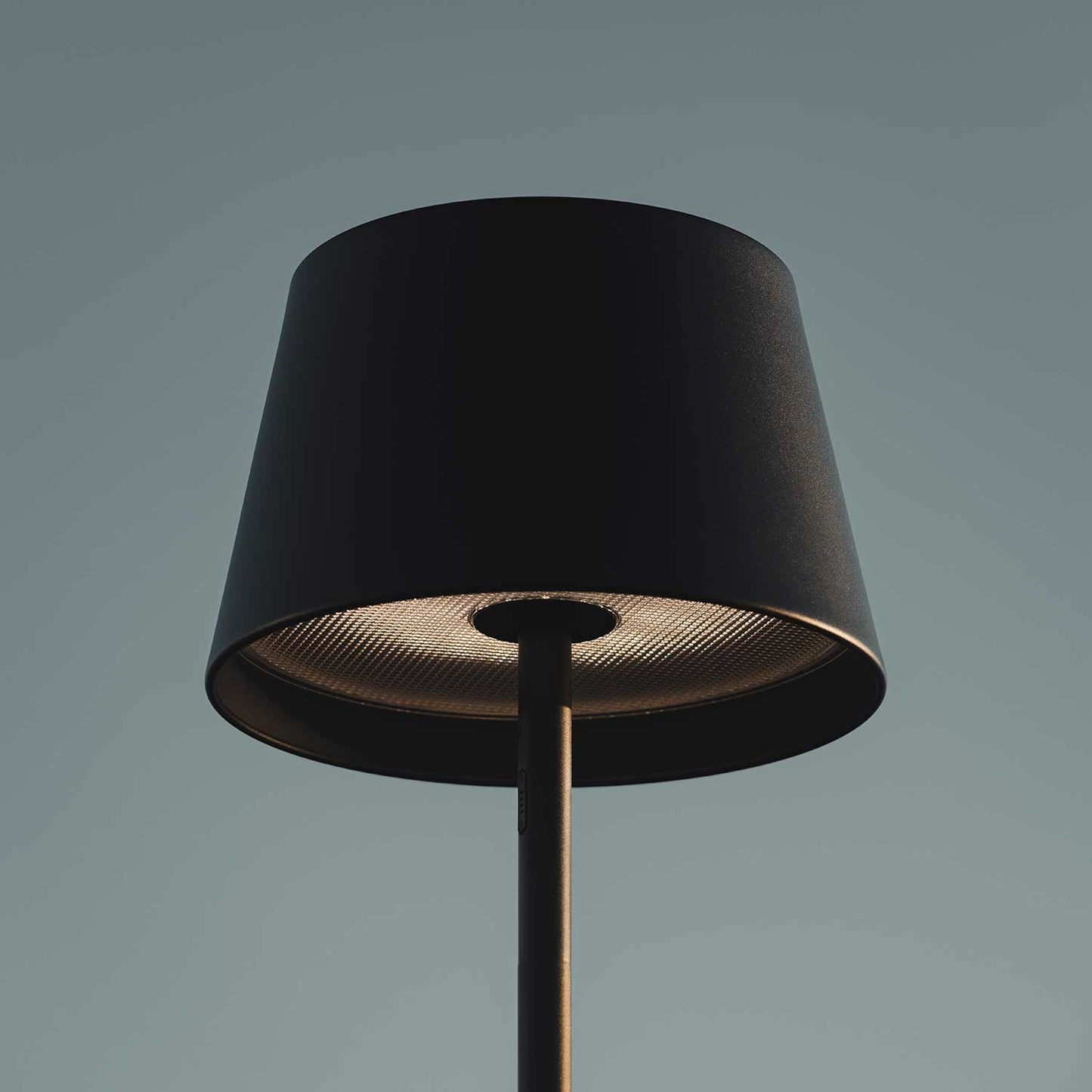 Modi batteri gulvlampe fra Loom Design