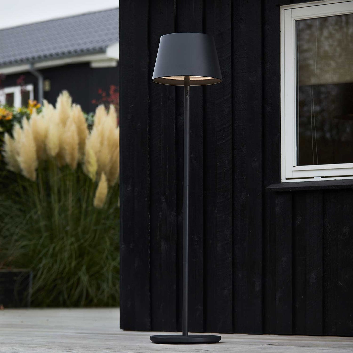 Modi batteri gulvlampe fra Loom Design