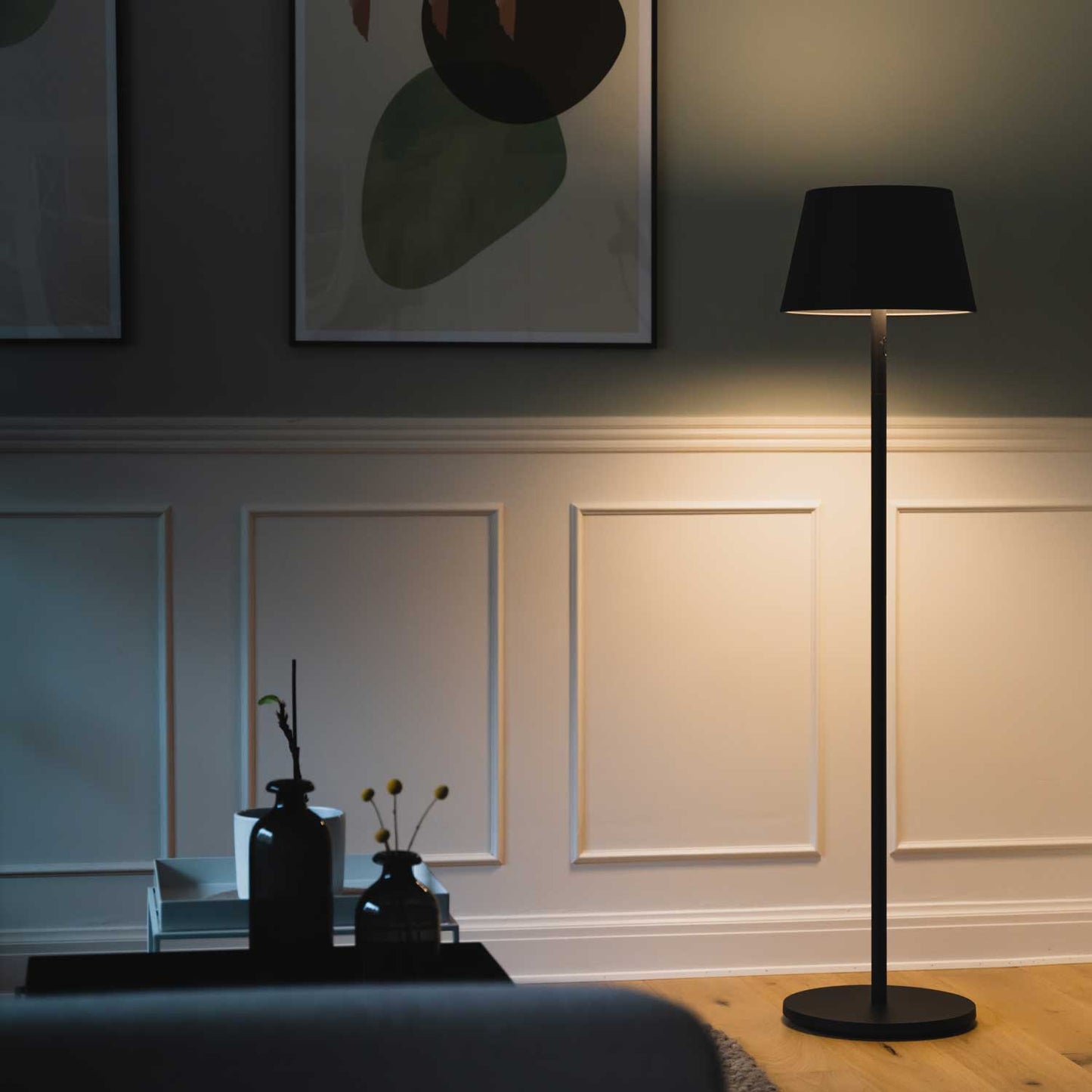 Modi batteri gulvlampe fra Loom Design