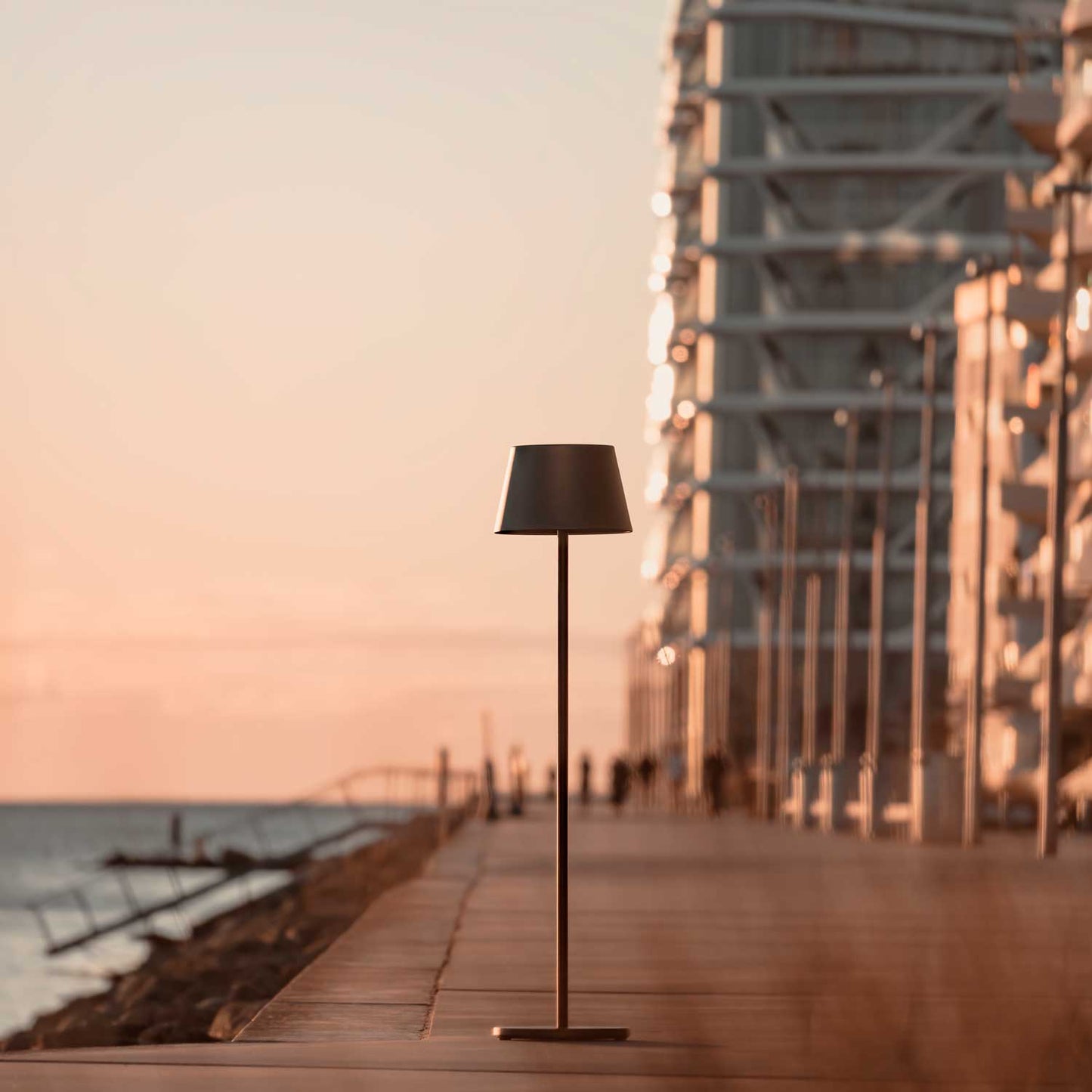 Modi batteri gulvlampe fra Loom Design