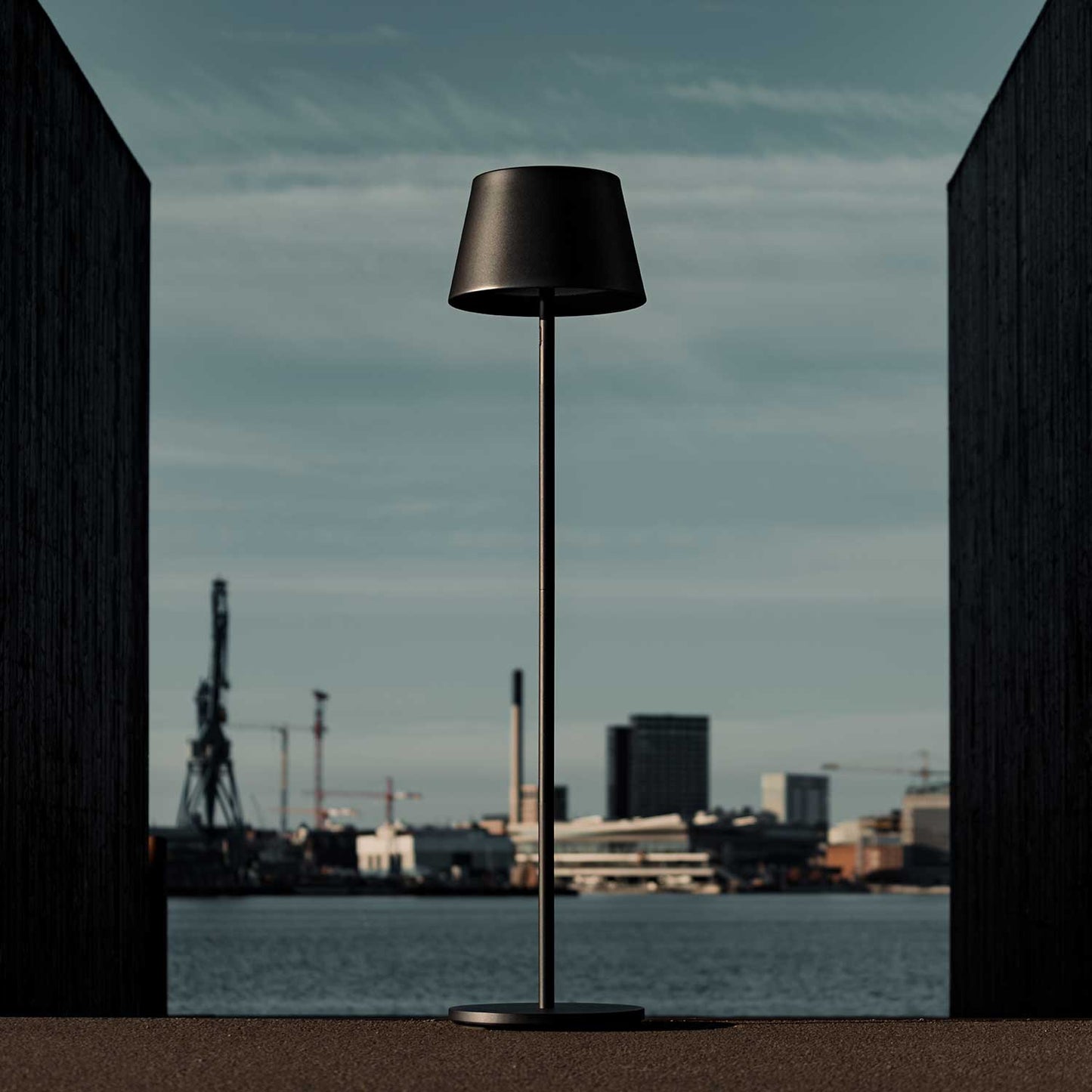 Modi batteri gulvlampe fra Loom Design