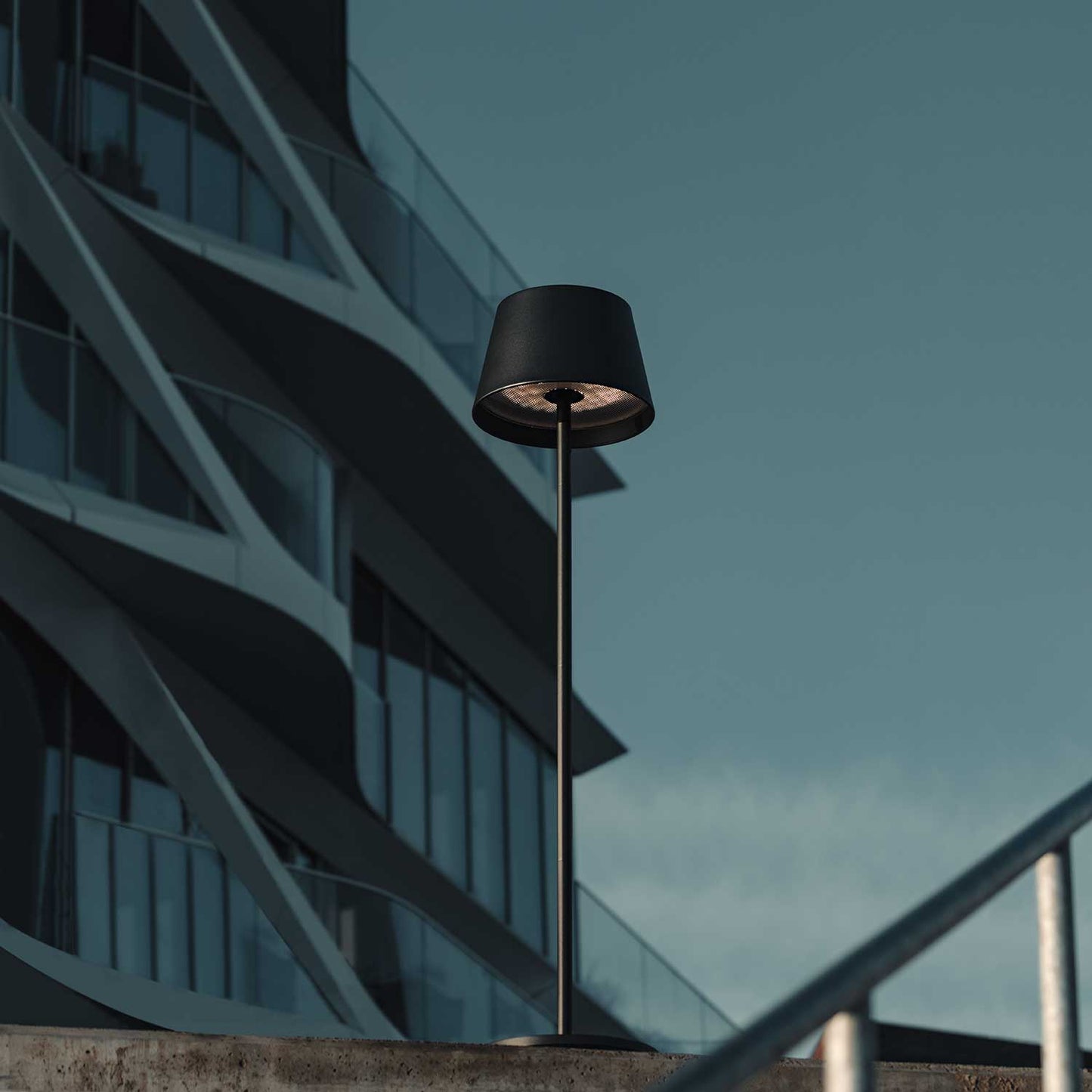 Modi batteri gulvlampe fra Loom Design