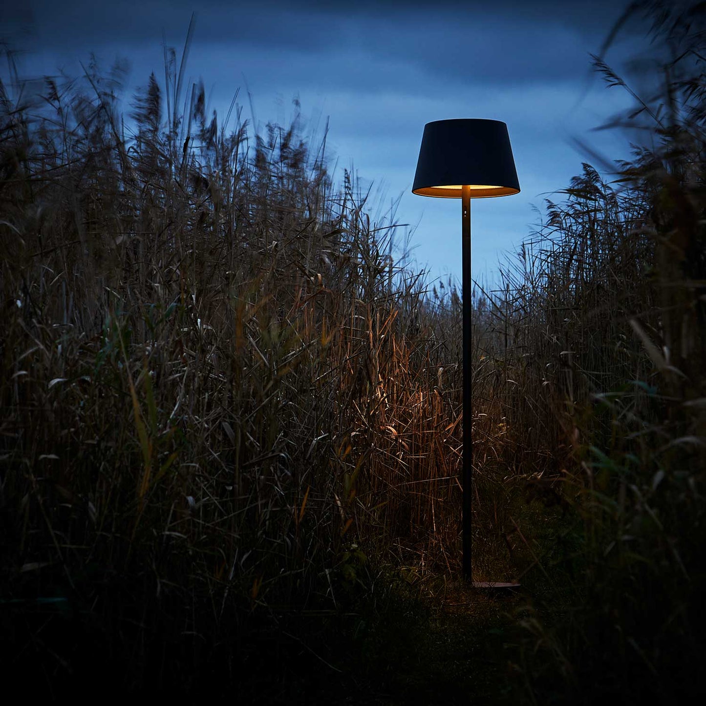 Modi batteri gulvlampe fra Loom Design