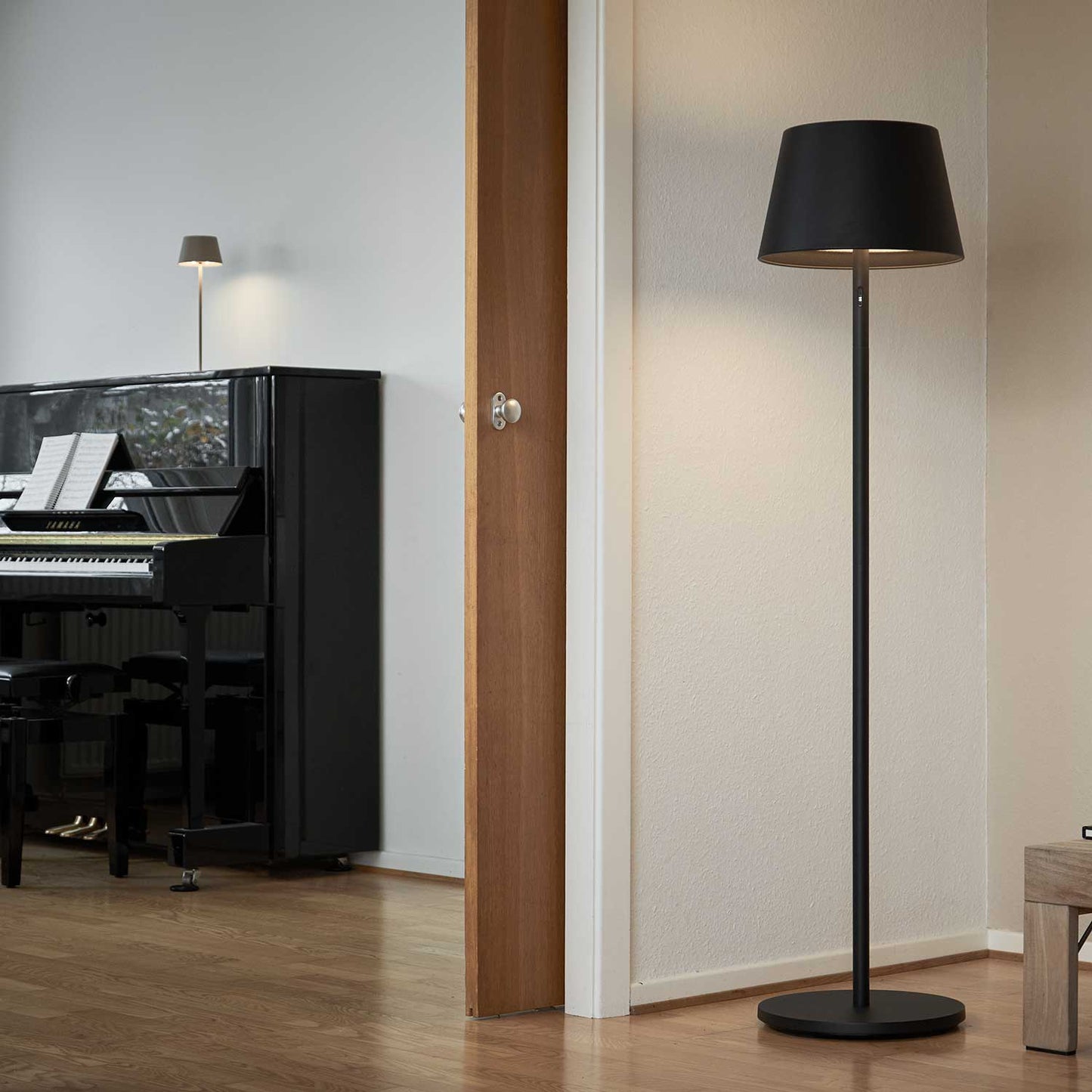 Modi batteri gulvlampe fra Loom Design
