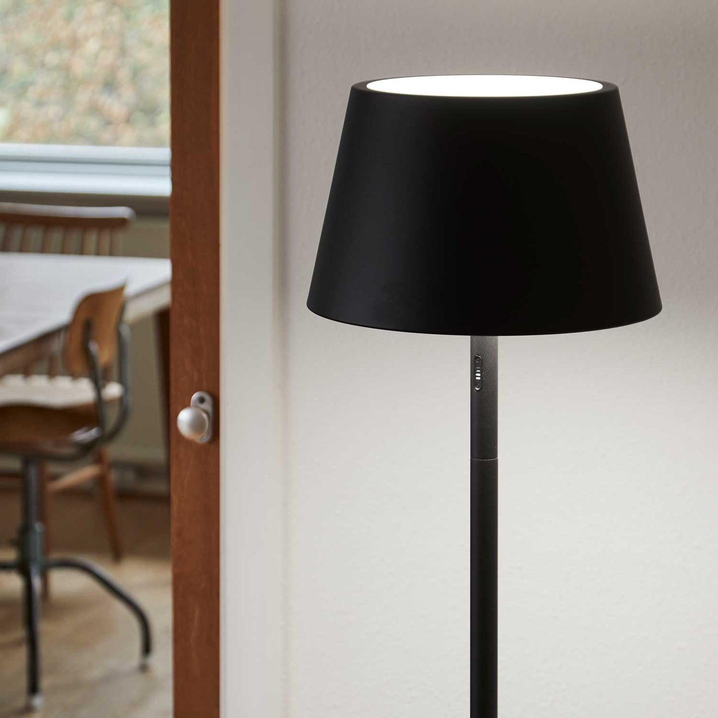 Modi batteri gulvlampe fra Loom Design