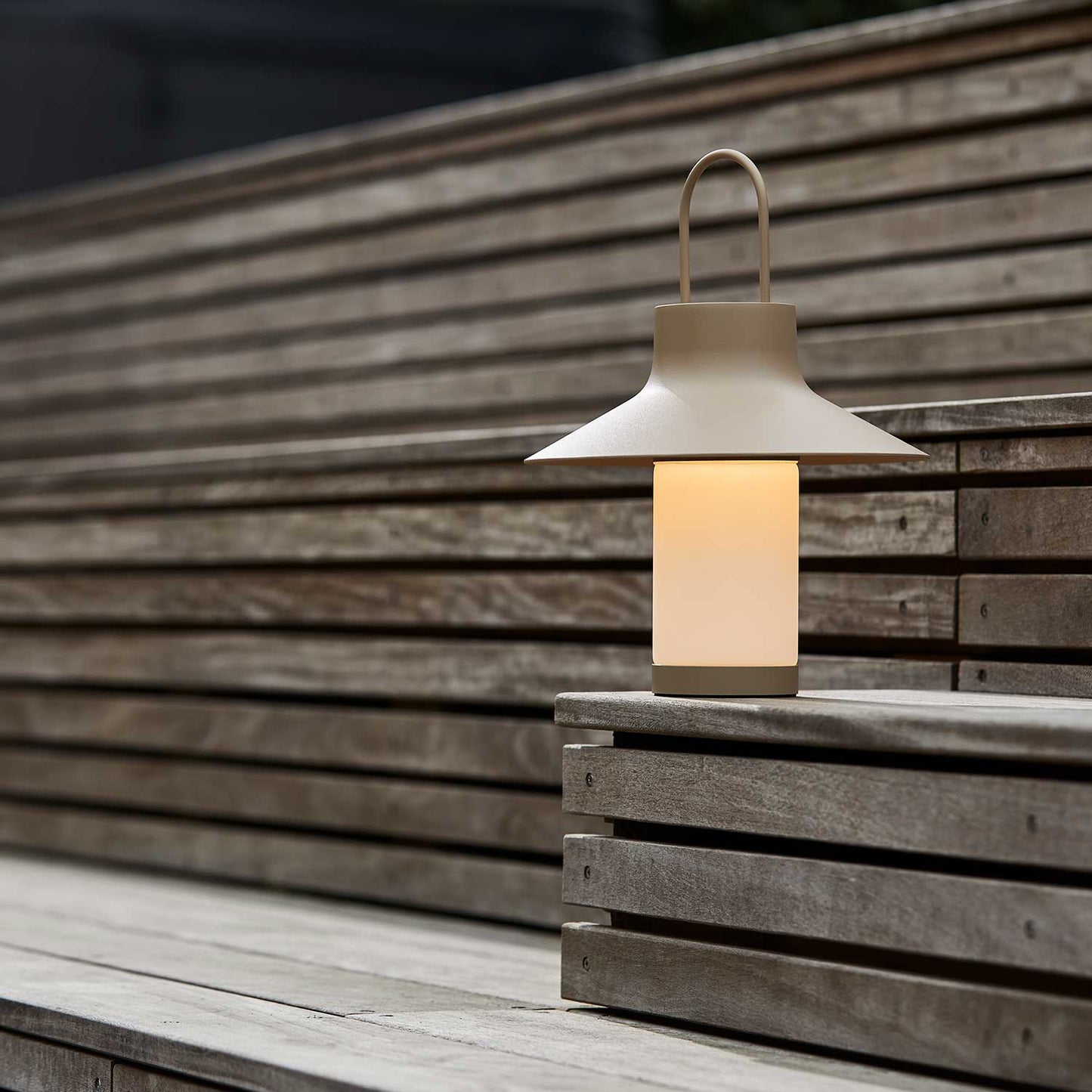 Shadow transportabel bordlampe fra Loom Design