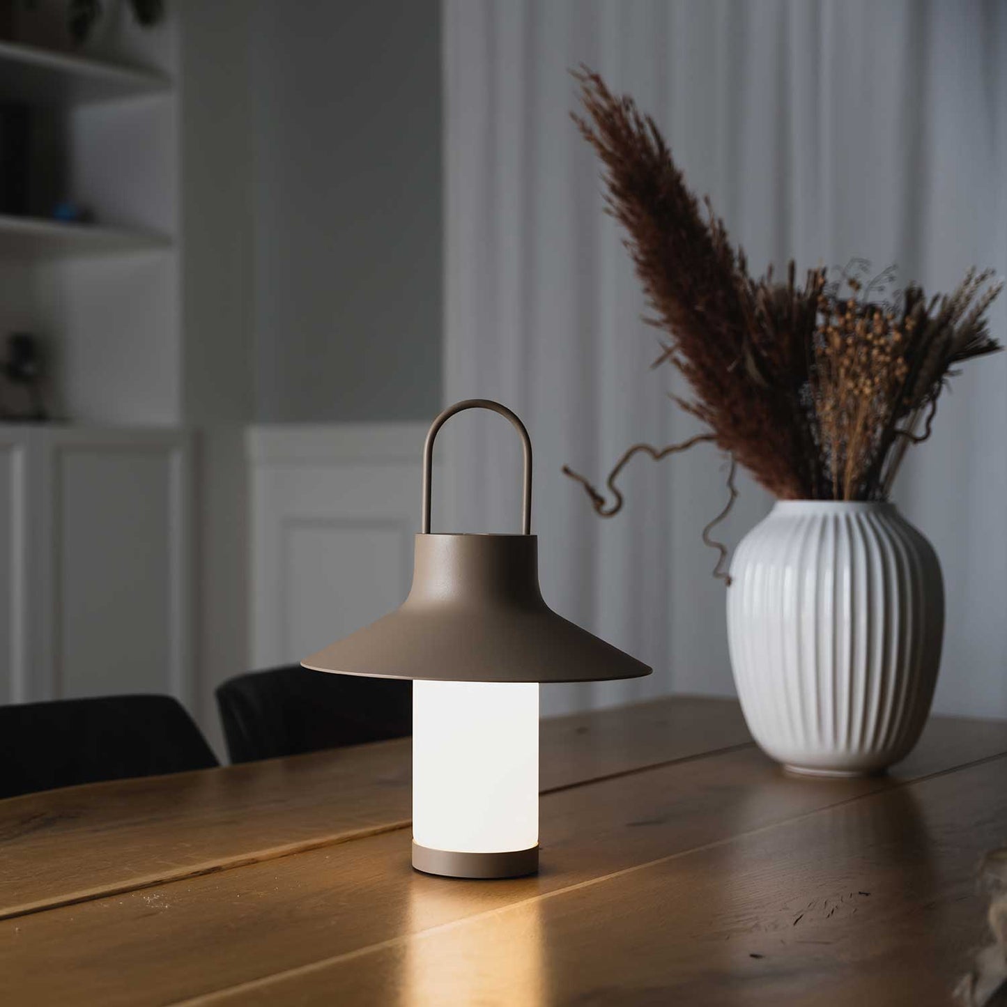 Shadow transportabel bordlampe fra Loom Design