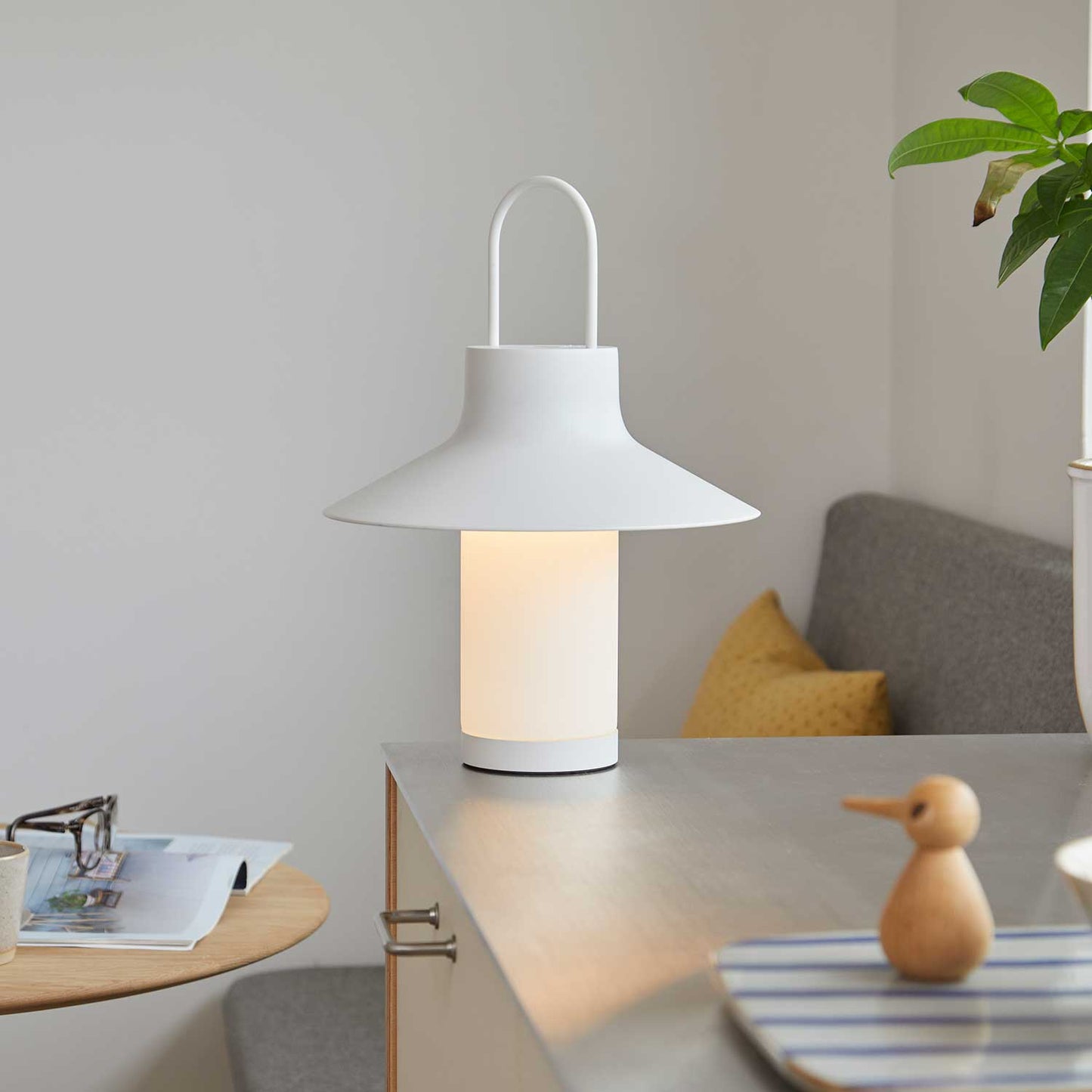 Shadow transportabel bordlampe fra Loom Design