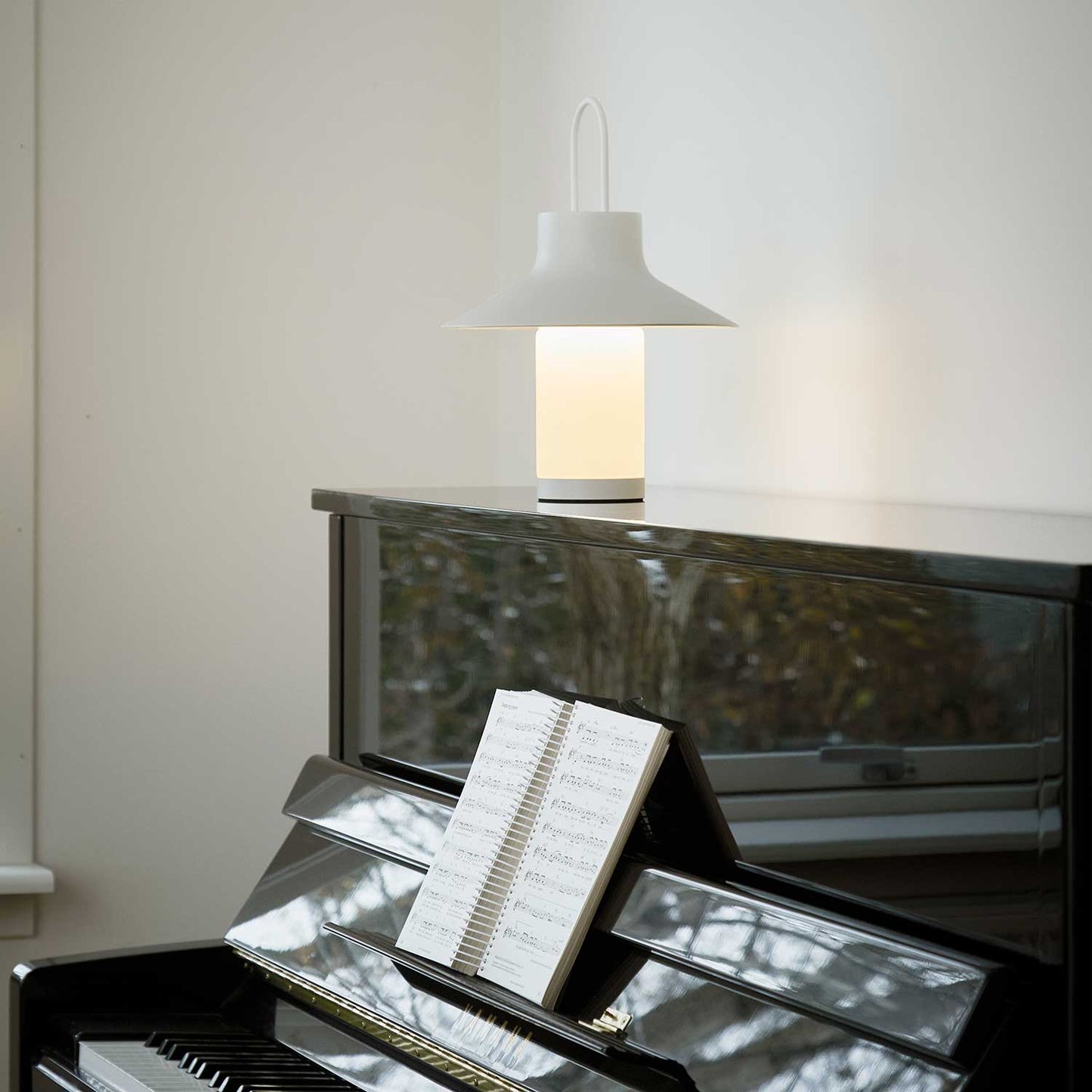 Shadow transportabel bordlampe fra Loom Design