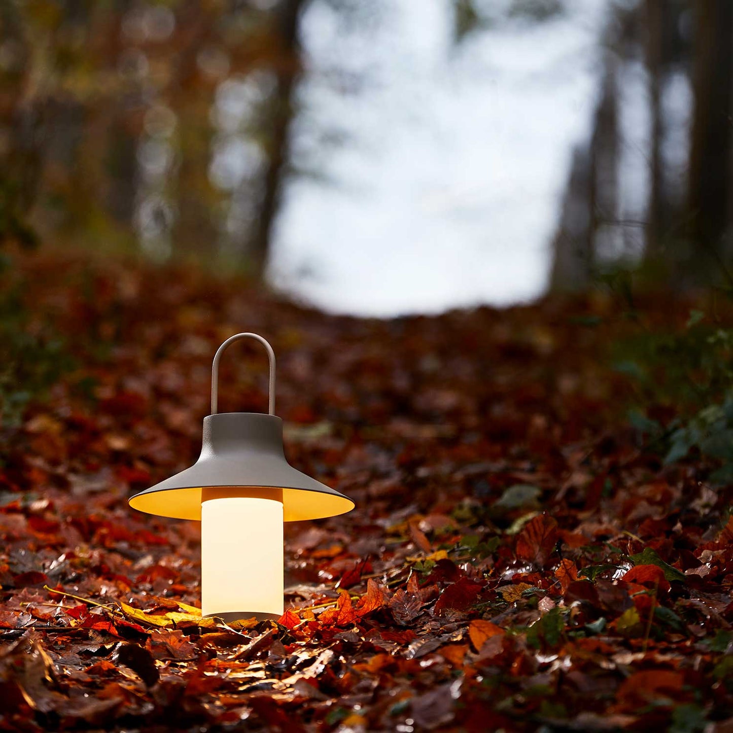Shadow transportabel bordlampe fra Loom Design