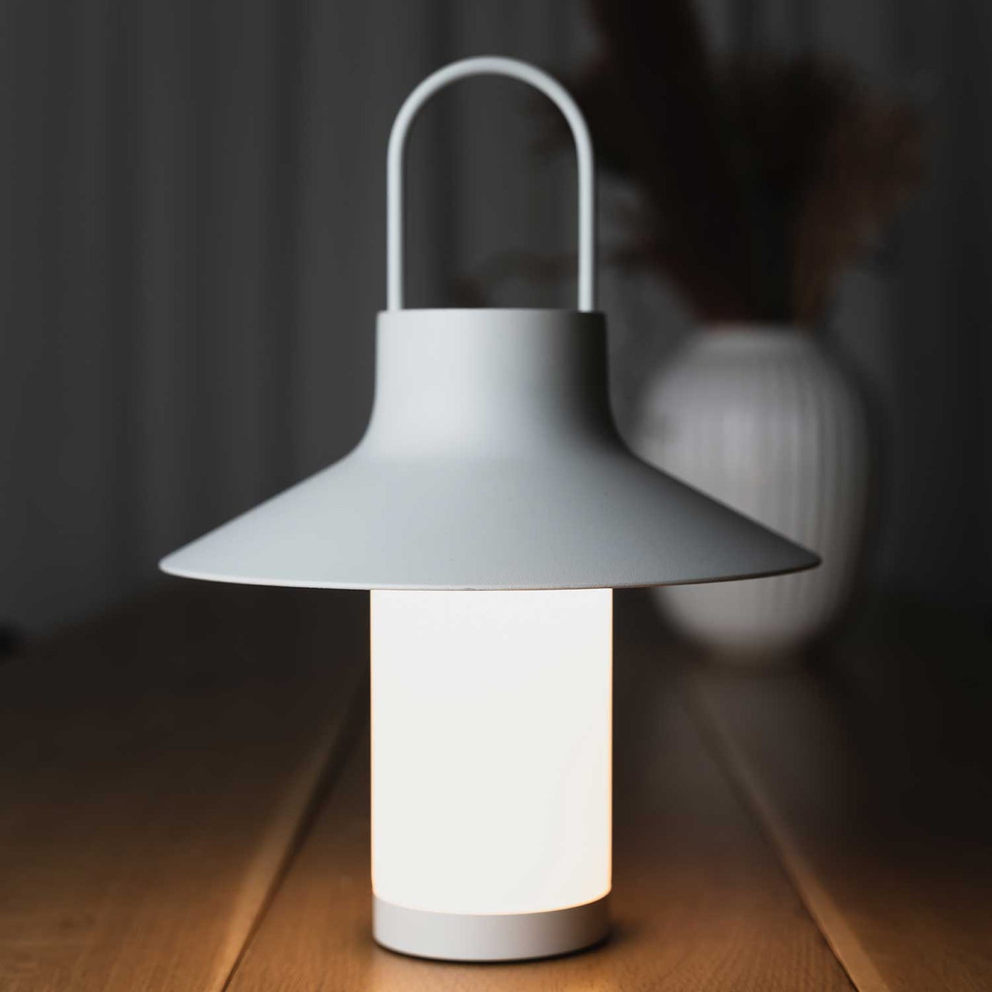 Shadow transportabel bordlampe fra Loom Design
