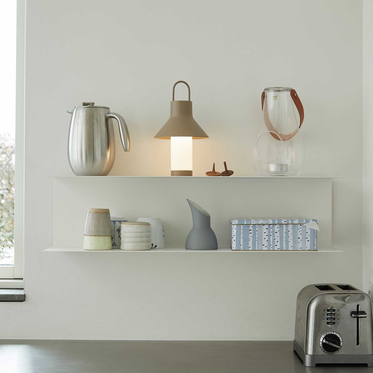 Shadow transportabel bordlampe fra Loom Design