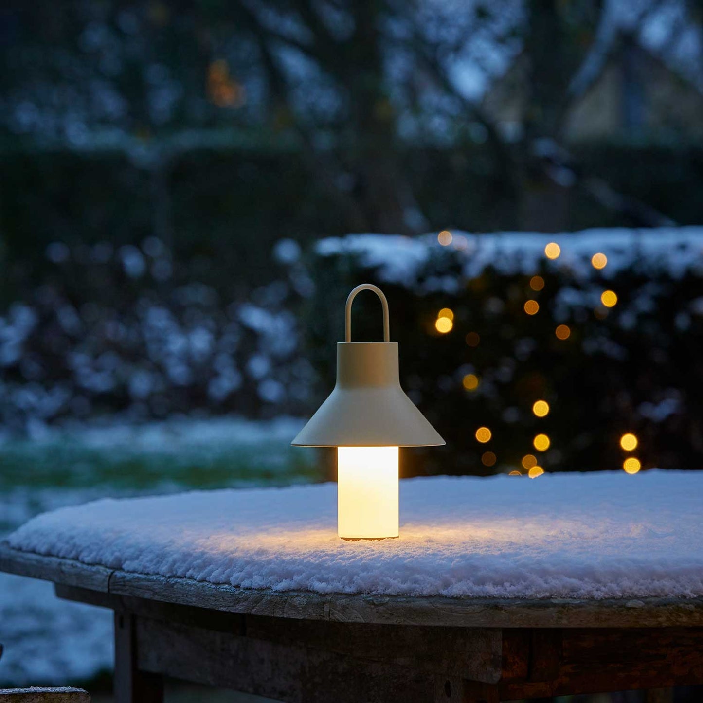 Shadow transportabel bordlampe fra Loom Design