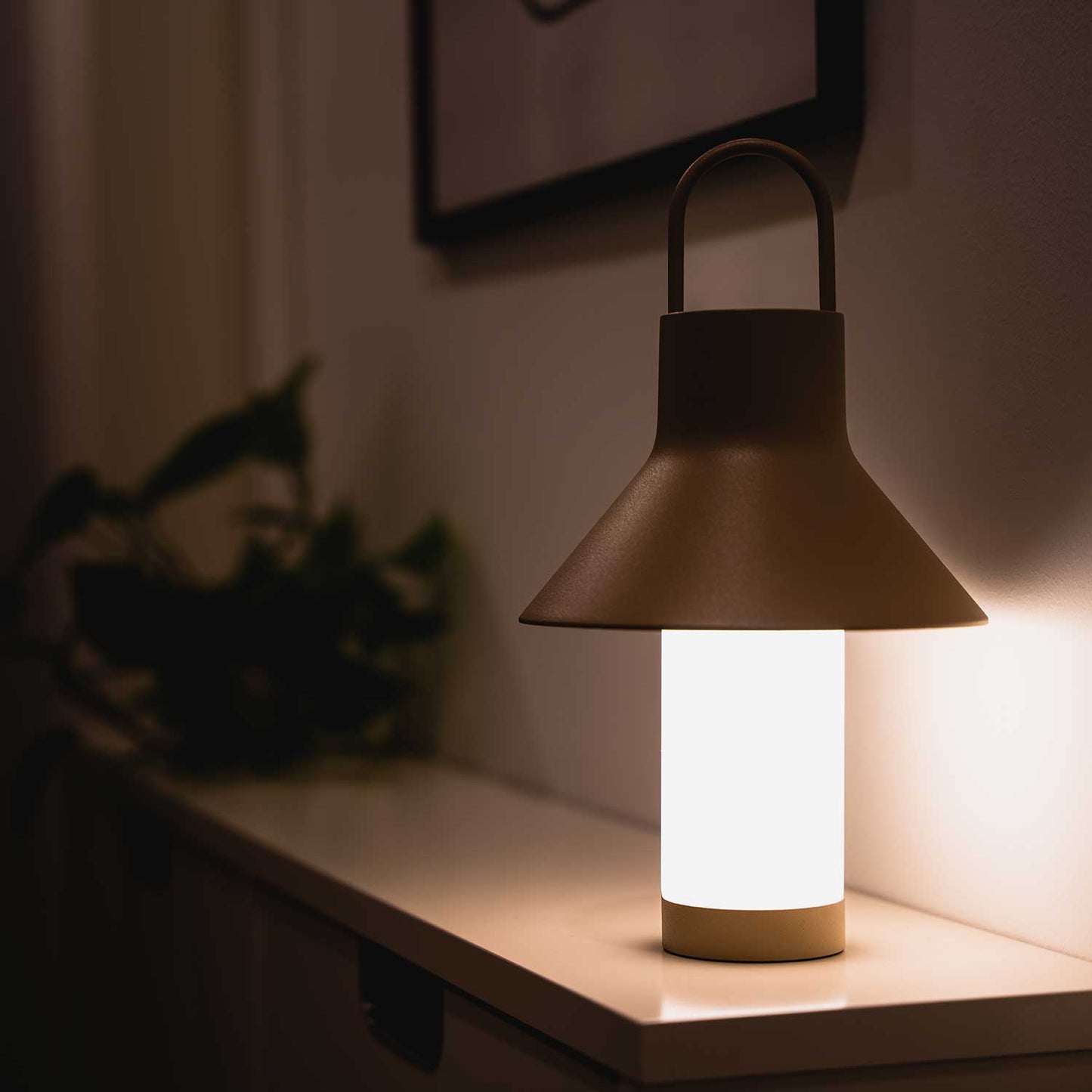 Shadow transportabel bordlampe fra Loom Design