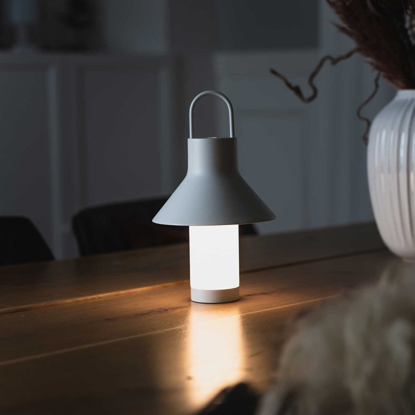 Shadow transportabel bordlampe fra Loom Design