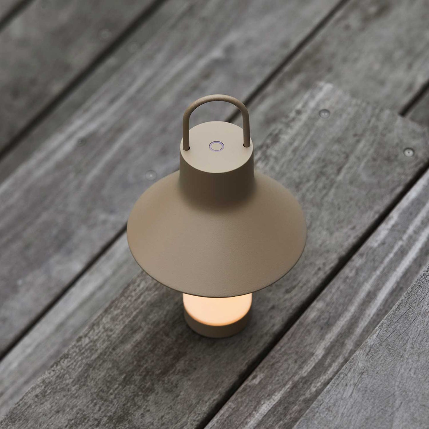 Shadow transportabel bordlampe fra Loom Design