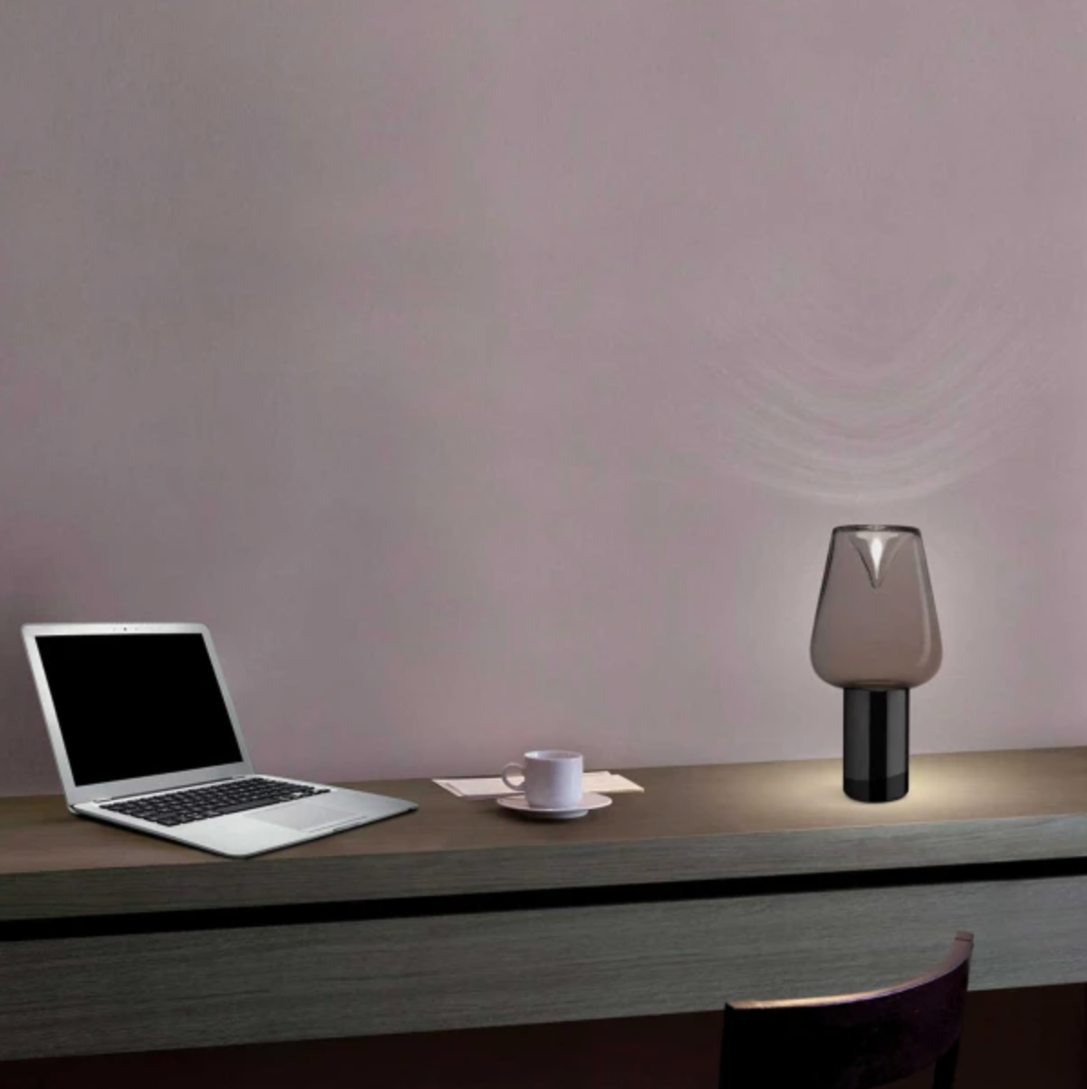 Aella Thin bordlampe fra Leucos
