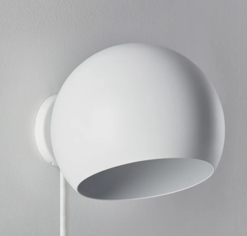 Tilt Globe Short væglampe fra Nyta