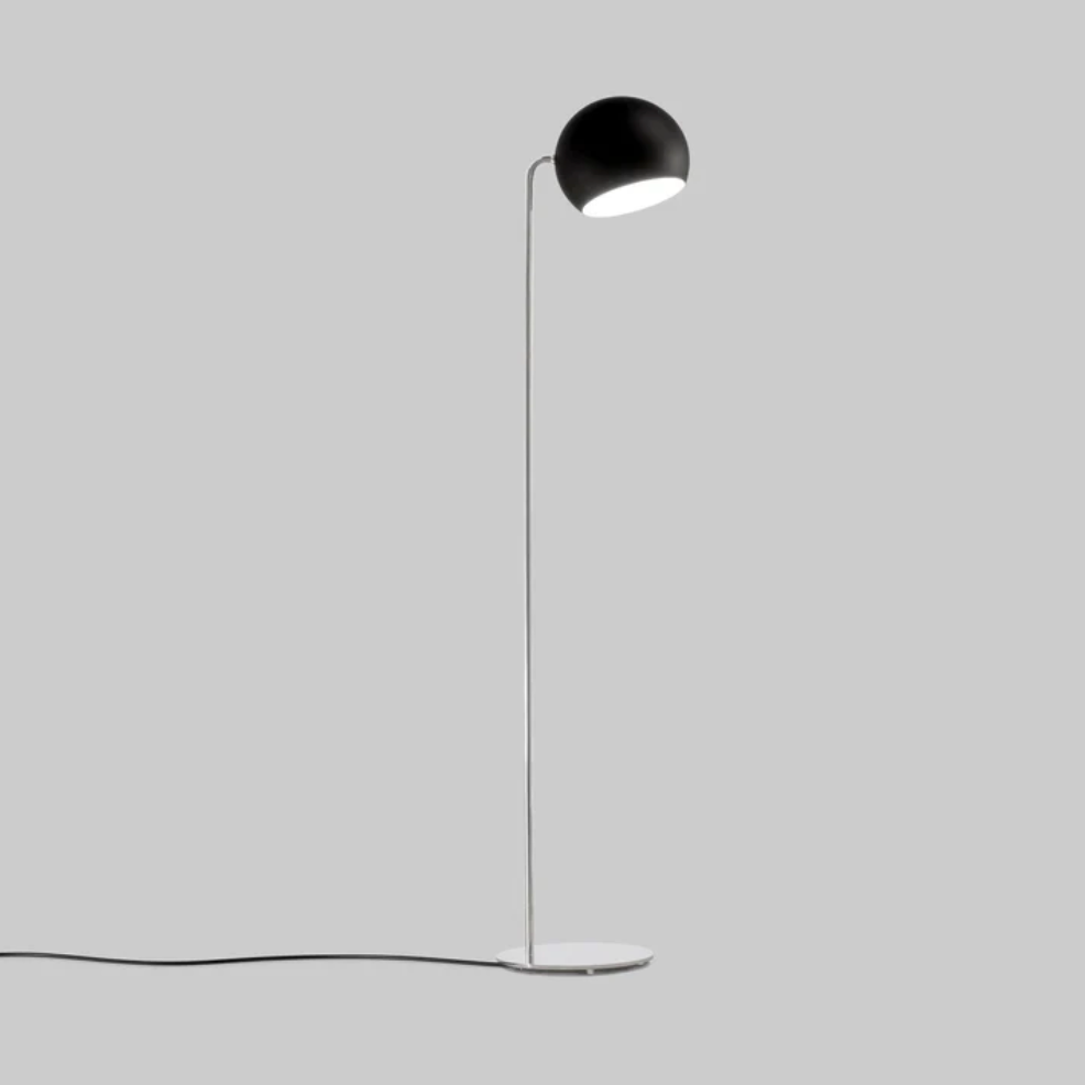 Tilt Globe gulvlampe fra Nyta