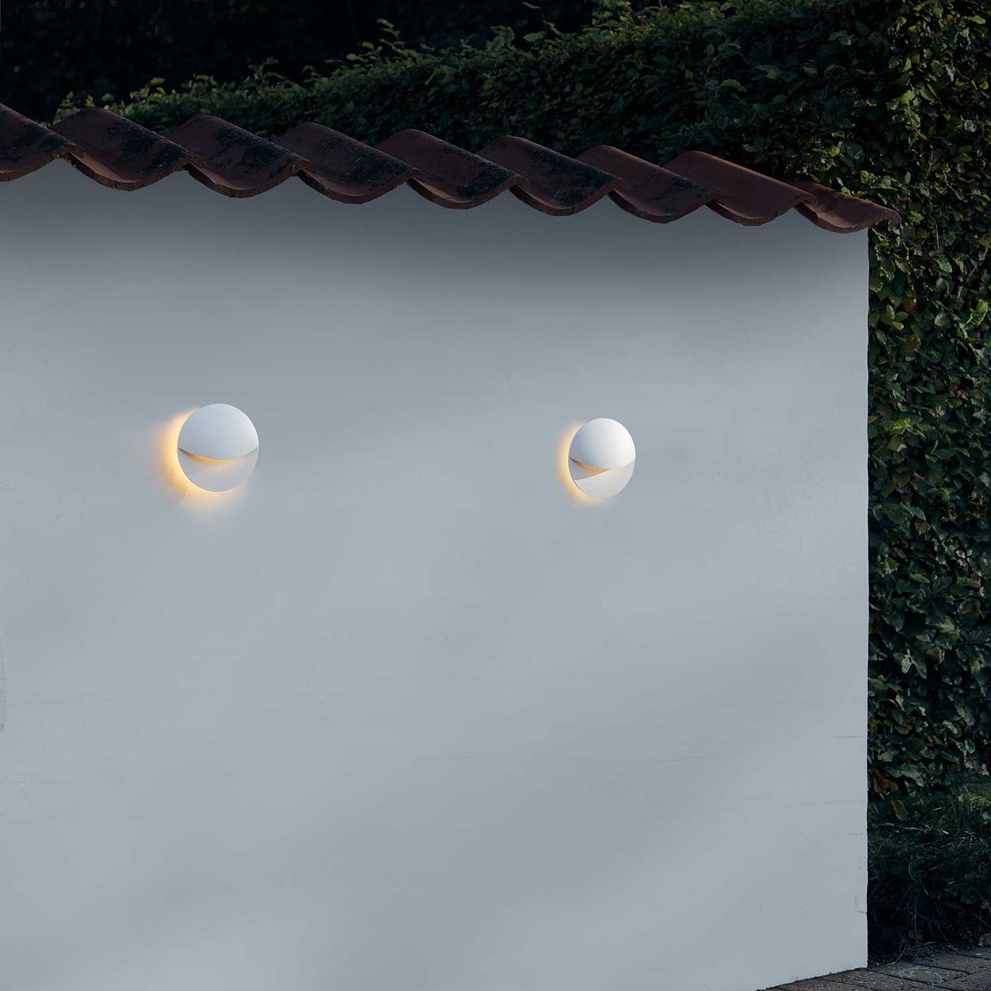Smiley væglampe (inde og ude) fra Loom Design