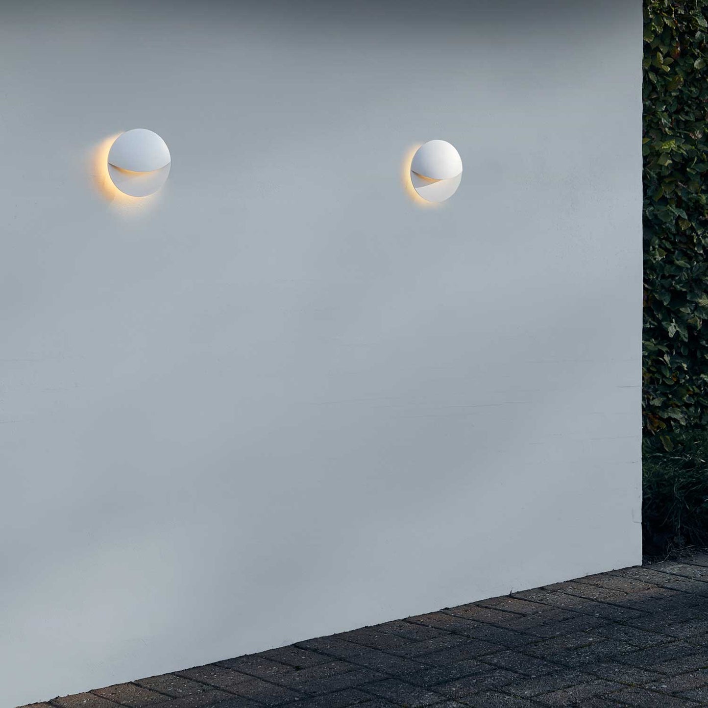 Smiley væglampe (inde og ude) fra Loom Design
