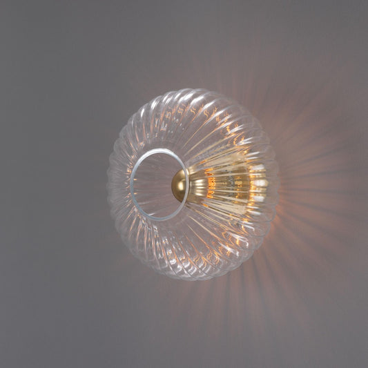 Neith oval reeded glass and brass væglampe MULLAN