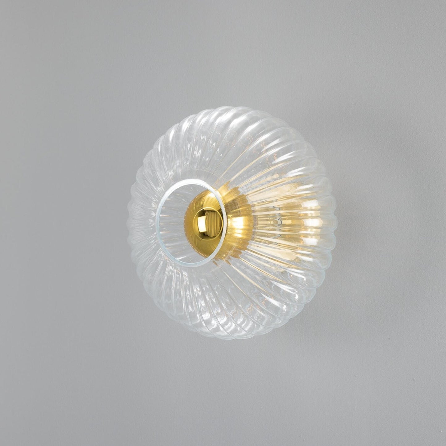 Neith oval reeded glass and brass væglampe MULLAN