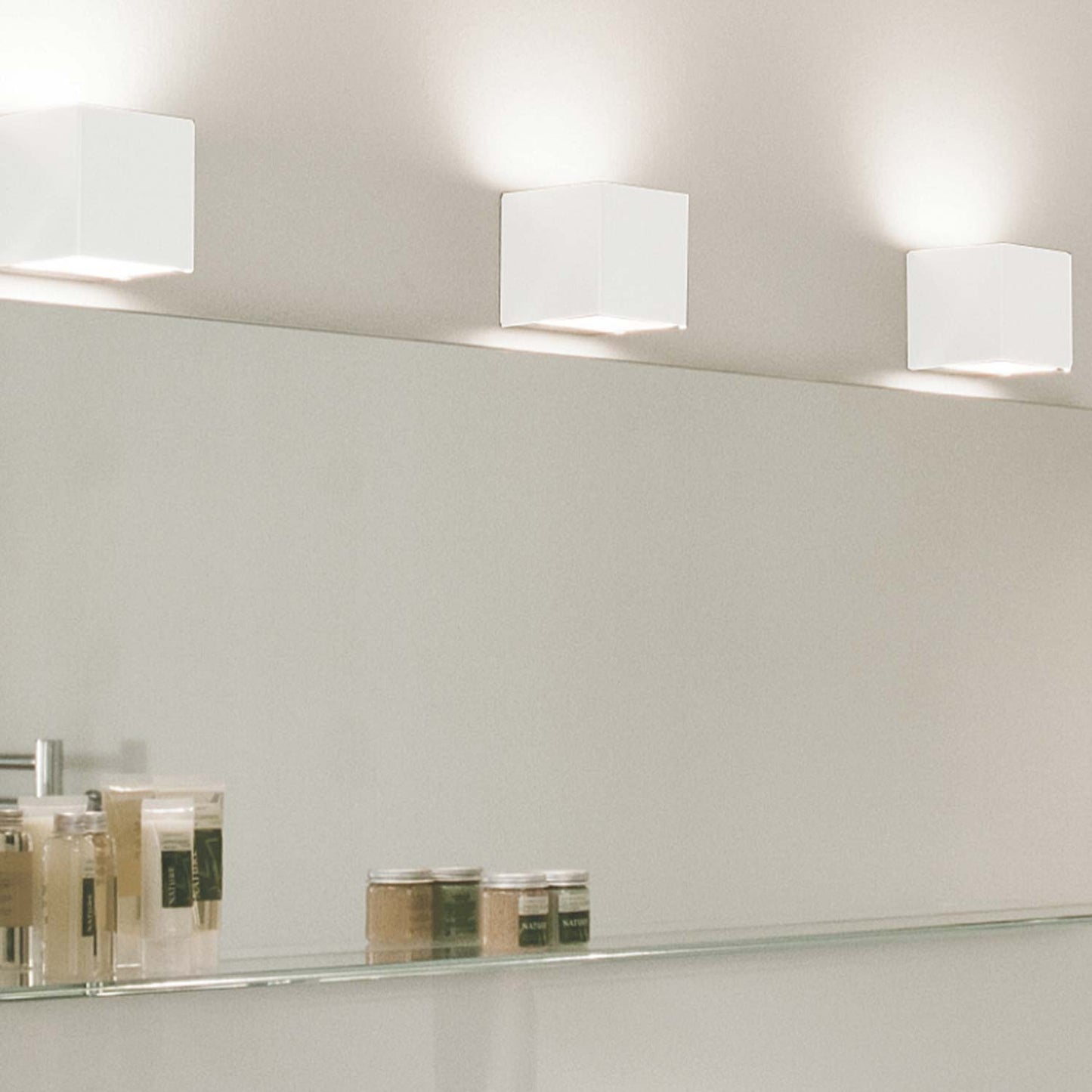 miljøbillede af Laser AP9 hvid LED væglampe fra studio italia design