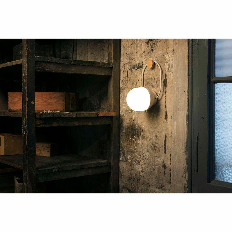 Take away LED bordlampen i hvid hængt op på tilbehørs krogen i træ 2