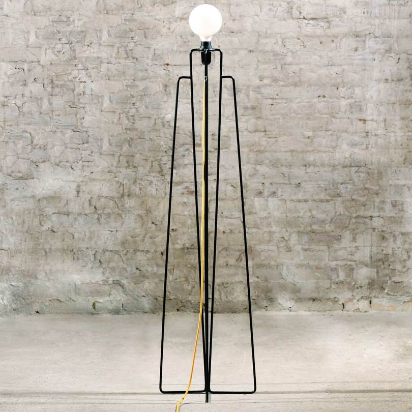 Model M1 i sort stel gulvlampe fra Grupa Products